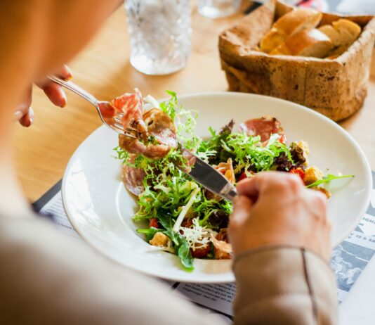 건강한 다이어트의 핵심은 ‘균형잡힌 식단’과 ‘지속 가능한 라이프스타일’