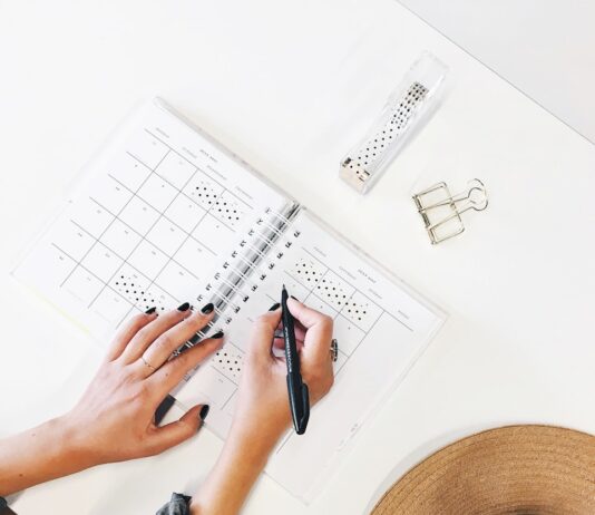 건강한 식습관과 꾸준한 운동: 몸과 마음을 새롭게 만드는 방법 person holding ballpoint pen writing on white paper