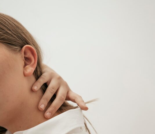 목 통증 완화 요가: 유연한 목을 위한 요가 동작 woman in white dress shirt