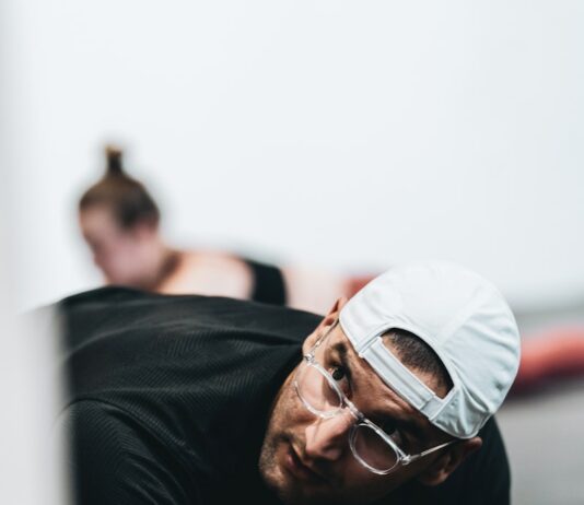 허리근력 강화를 위한 5가지 효과적인 운동, 전문가들의 조언 man in black crew neck t-shirt wearing white cap and black framed eyeglasses