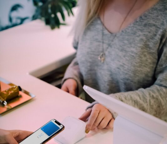 소득 336만·재산 450만 미만, 건보료 체납해도 급여 제한 안한다 Android smartphone on desk