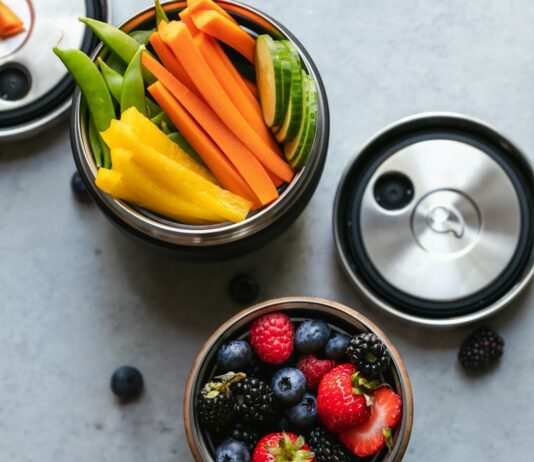 건강한 간식을 선택하는 법 sliced fruits