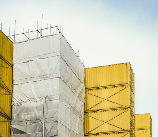 조합 임원 교체 때 인계 의무화 …정비사업 지연 방지 brown cardboard boxes on gray concrete floor