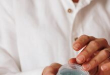 여름철 야외 활동 후 피부 관리법 person holding blue plastic container