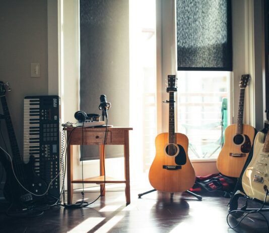 스트레스 해소를 위한 취미 활동 several guitars beside of side table