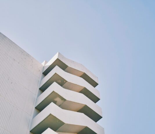 주택 임대차계약 신고, 스마트폰·태블릿으로 가능 a tall white building sitting next to a tall white building