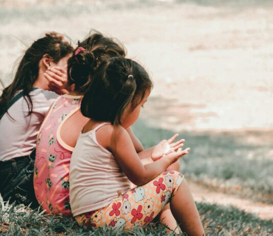 영유아, 수족구병 지속 증가…환자 발생 시 소독 방법 three children sitting on grass