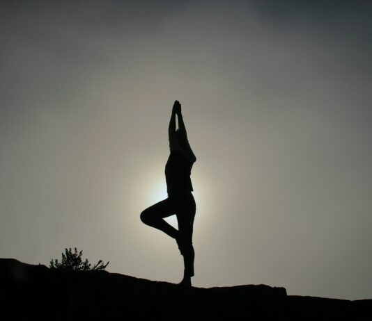 여름의 끝자락, 특별한 체험으로 더위를 식히는 방법 person doing yoga exercises