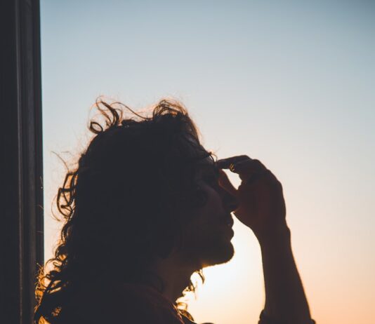 스트레스 관리, 정신 건강도 챙기자 man holding forehead under sunset