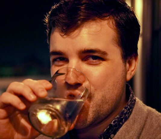체중 감량을 위한 운동과 식사 조화: 성공적인 전략 a man drinking from a glass