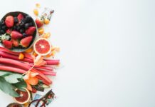 나이를 거스르는 식습관: 장수와 젊음의 비밀 variety of sliced fruits