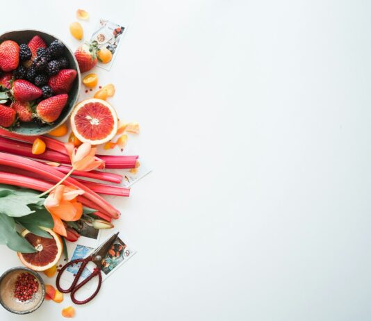 나이를 거스르는 식습관: 장수와 젊음의 비밀 variety of sliced fruits