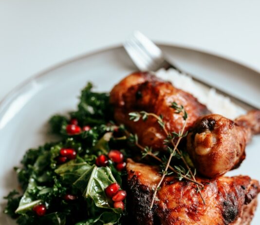 다이어트 중에도 즐길 수 있는 맛있는 저탄수화물 레시피 cooked food on white ceramic plate
