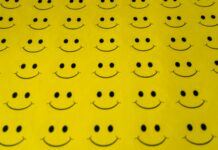 정신적 회복력과 긍정적 사고 yellow and black heart print textile