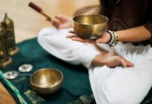 명상의 효과: 집중력과 스트레스 감소 person in white dress shirt holding brown wooden chopsticks