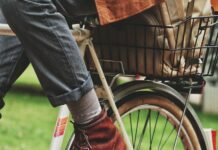 건강한 체중 감량을 위한 운동과 식사의 균형 맞추기 person wears brown suede dress shoe