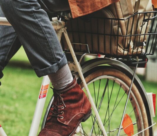건강한 체중 감량을 위한 운동과 식사의 균형 맞추기 person wears brown suede dress shoe
