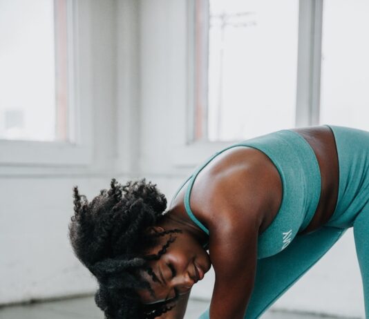 체중 감량과 건강한 신체 만들기의 시작 a woman is doing a yoga pose on the floor
