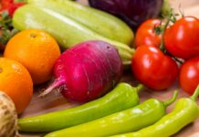 건강한 식습관과 운동으로 전신 강화하기 red and green chili peppers