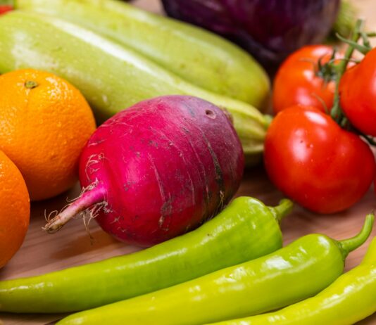 건강한 식습관과 운동으로 전신 강화하기 red and green chili peppers