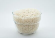 영양소 흡수를 높이는 운동 전후 식단 a glass bowl filled with rice on top of a white table