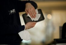 직장 생활 중 감기 예방을 위한 작은 노력 person in black long sleeve shirt holding black tablet computer