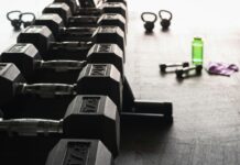 지방 감소와 근육 증가를 위한 운동 루틴 black and gray dumbbells on floor