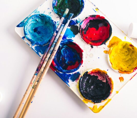 스트레스를 줄이고 몸을 건강하게 만드는 방법 brown paint brushes on assorted-color paint palette