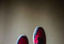 골다공증 예방: 뼈 건강을 위한 식이요법 shallow focus photography of red-and-black shoes