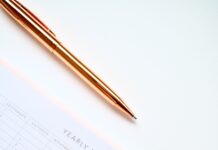 2025년, 더 행복한 삶을 위한 다짐과 계획 white and black yearly planner notebook