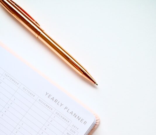 2025년, 더 행복한 삶을 위한 다짐과 계획 white and black yearly planner notebook