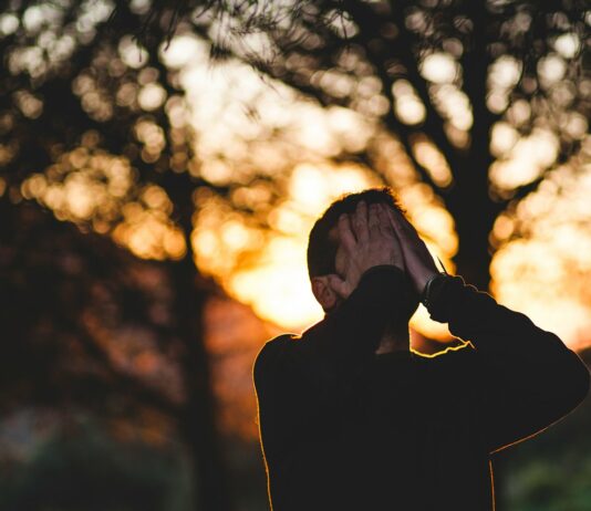 스트레스와 운동: 몸과 마음을 동시에 치유하기 man wearing black long-sleeved shirt