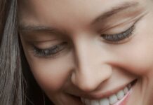 피부 건강: 건조함을 막는 습관과 식품 woman smiling face