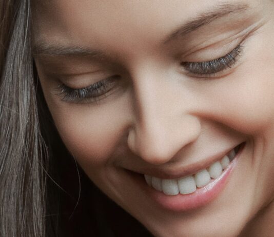 피부 건강: 건조함을 막는 습관과 식품 woman smiling face