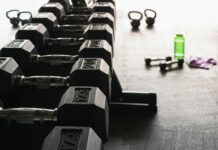 건강한 일상생활에 중요한 근력운동 black and gray dumbbells on floor