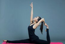 하루 단 5분, 스트레칭 woman in black tank top lying on red textile