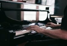 정신 건강을 위한 취미 생활 person playing piano