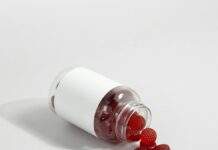 건강한 식단에서 절대 빠져선 안될 필수 영양소 a white salt shaker with red berries