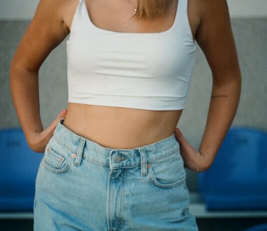 “아무리 먹어도 속이 더부룩하다면?”… 위장이 보내는 S.O.S 신호 woman in white tank top and blue denim jeans