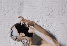 “운동할수록 손발이 차가워져요”…순환장애, 체질 탓이 아닐 수도 있다 a woman in a hat