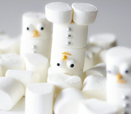 화를 내면 나쁜 사람 같고, 슬프다고 말하면 약해 보일까봐… white and black dice lot