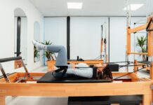 필라테스로 건강한 몸과 마음을 만들어보자 a woman is doing a pivot on a pivot machine