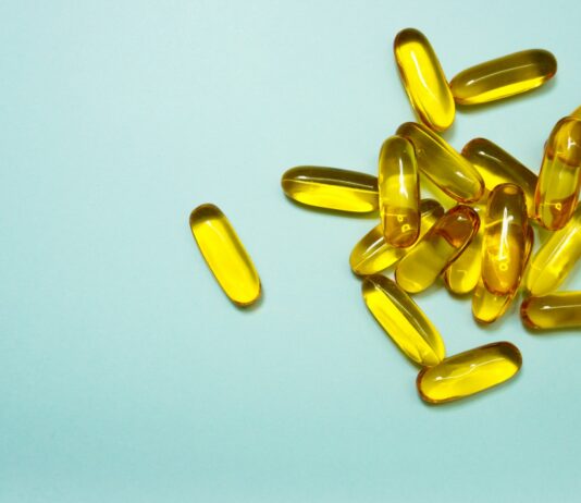 심혈관 건강, 식단부터 챙기자…똑똑한 식습관이 만드는 튼튼한 혈관 brown and yellow medication tablets