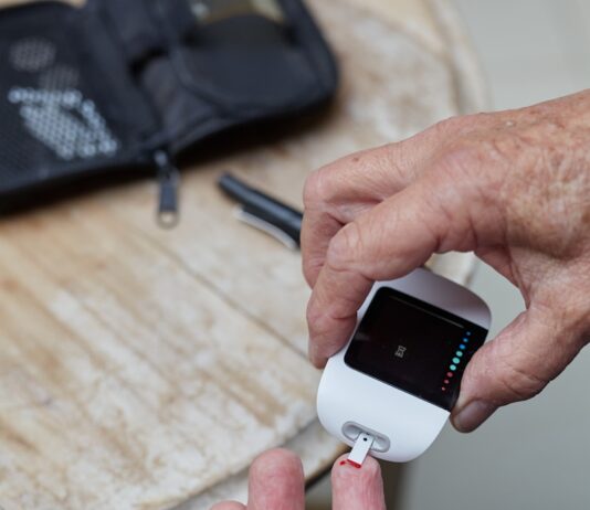 당뇨 전단계 관리를 위한 올바른 식습관의 중요성 a person blood sugar testing using a gluco-meter