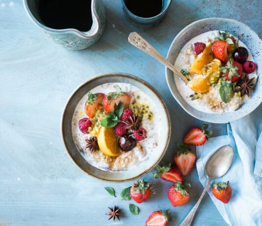 “건강한 다이어트의 핵심, 균형 잡힌 식단과 운동의 조화 two bowls of oatmeal with fruits