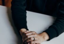 현대인의 필수가 된 정신건강 관리, 어떻게 시작할까? person in black long sleeve shirt holding babys feet