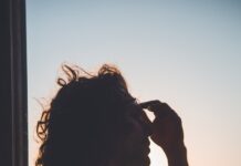 스트레스, 효과적으로 관리하는 5가지 실천 방법 man holding forehead under sunset