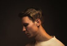 뇌 건강을 지키는 생활 습관, 지금부터 실천하세요 a man with a guitar in his hands