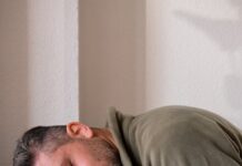 ‘만성피로’, 현대인의 일상을 위협하다… 원인부터 최신 관리법까지 A man is sleeping on the floor with his head on a laptop