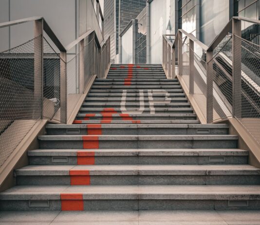 “출근길 만보 걷기”, 바쁜 직장인들의 새로운 건강 트렌드로 떠오르다 A set of stairs leading up to a building